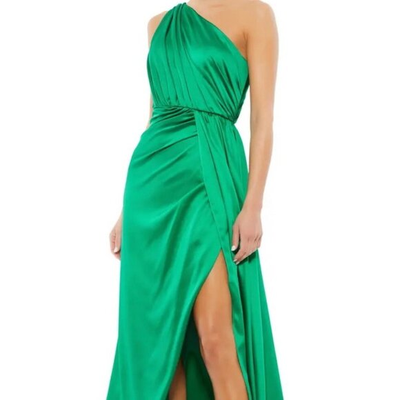 Ieena Mac Duggal Emerald Green One-Shoulder Ruched Satin Gown - Picture 1 of 5